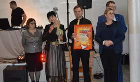 Pokaż zdjęcie: wręczanie nagród dla uczestników