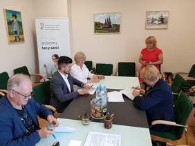 Pokaż zdjęcie: Podpisywanie umowy w ramach "Programu Wyrównywania Różnic Między Regionami III"- Marta Mordarska, Dyrektor Małopolskiego Oddziału PFRON z Przedstawicielami Powiatu Olkuskiego