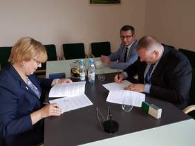 Pokaż zdjęcie: Marta Mordarska, Dyrektor Małopolskiego Oddziału PFRON, Marcin Kopeć - Dyrektor Oddziału ZUS w Krakowie oraz Sebastian Stefański - Zastępca Dyrektora Oddziału ZUS podczas podpisywania umowy w ramach Programu "Stabilne Zatrudnienie"