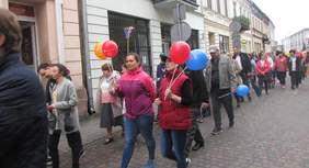 Pokaż zdjęcie: uczestnicy Pochodu Godności w Brzezinach