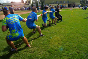 Pokaż zdjęcie: Konkurencja drużynowa - przeciąganie liny