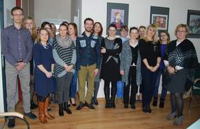 Pokaż zdjęcie: Jasiek Mela - prezes Fundacji „Poza Horyzonty” oraz wiceprezes Weronika Gurdek podczas spotkania z dyrektor Martą Mordarską i pracownikami Oddziału Małopolskiego