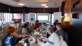 Pokaż zdjęcie: Pracownik PFRON opowiada uczestnikom szkolenia o korzyściach związanych z zatrudnianiem osób niepełnosprawnych