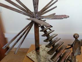 Pokaż zdjęcie: Kategoria rzeźba kameralna i płaskorzeźba: Wyróżnienia: Tytuł: „Moje życie podróżą do nieba” Autor: Dawid Kawa Placówka: Środowiskowy Dom Samopomocy w Starachowicach