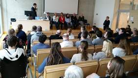 Pokaż zdjęcie: Panel dyskusyjny dotyczący sportu osób niepełnosprawnych na Uniwersytecie Ekonmicznym w Poznaniu