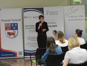 Pokaż zdjęcie: Wystąpienie Anny Skupień, dyrektor Oddziału Wielkopolskiego PFRON podczas konferencji w Turku