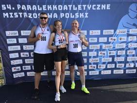 Pokaż zdjęcie: Zawodnicy MKL Toruń z medalami w ręku pozują do zdjęcia na tle ścianki z napisem 54. Paralekkoatletyczne Mistrzostwa Polski