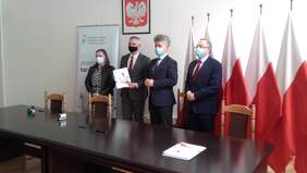 Pokaż zdjęcie: PFRON - podpisanie umów, wójt gminy Mniów, p. Piotr Wilczak