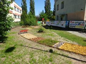 Pokaż zdjęcie: Ścieżka w ogrodzie sensorycznym