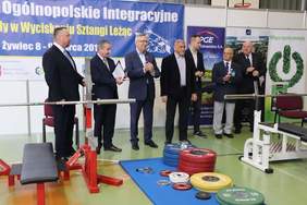 Pokaż zdjęcie: Uroczyste otwarcie zawodów, od lewej: prezes Stowarzyszenia Integracyjnego Eurobeskidy Stanisław Handerek, Dyrektor Oddziału śląskiego PFRON Jan Wroński, Sekretarz Stanu w Ministerstwie rodziny i polityki Społecznej Stanisław Szwed,burmistrz Żywc