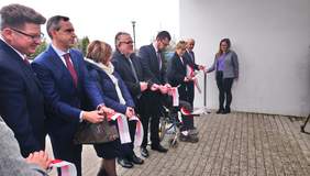 Pokaż zdjęcie: Uroczyste przecięcie wstęgi