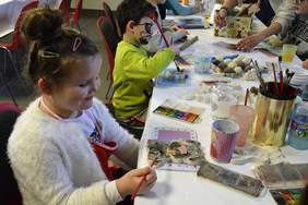 Goście podczas zajęć plastycznych