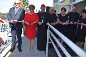 od lewej: Marek Tęczar Wójt Gminy Wielopole Skrzyńskie, Barbara Święch-Bober Kierownik WTZ, ks. Biskup Jan Wątroba, ks. Dziekan Józef Kłosowski, Bernadeta Frysztak Wicestarosta Powiatu, ks. dr Piotr Potyrała, Magdalena Wajda Księgowa w WTZ