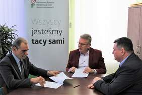 Pokaż zdjęcie: Zdzisław Antoń Starosta Powiatu Lubelskiego, Jerzy Dębski Dyrektor Oddziału Lubelskiego PFRON, Andrzej Chrząstowski Wicestarosta Powiatu Lubelskiego