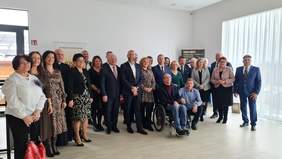 Zdjęcie grupowe uczestników uroczystości, kilkanaście osób