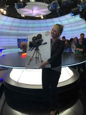 Pokaż zdjęcie: Reżyser Monika Meleń z upominkiem od ŚDS w Krynicy-Zdroju