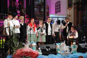 Pokaż zdjęcie: Uczestnicy Przeglądu Twórczości Artystycznej Środowiskowych Domów Samopomocy Województwa Małopolskiego im. Haliny Wędrychowicz „Na zimową nutę”.