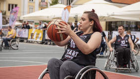 Mecz koszykówki na wózkach.