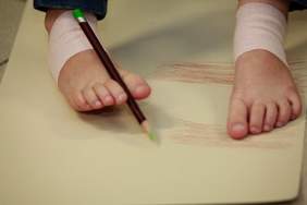 Pokaż zdjęcie: Martynka malująca podczas spotkania z młodzieżą (fot. Beata Nobilec)