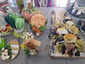 Wykonane na drewnie prace ze skóry i tkaniny, dominują kwiaty