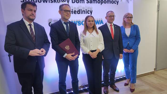 Pokaż zdjęcie: Obok siebie w rzędzie stoją, ubrani na galowo, Dyrektor Oddziału PFRON, Burmistrz Wschowy, Kierownik ŚDS oraz Wojewoda Lubuski na tle napisu ŚDS w Siedlnicy
