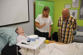 Pokaż zdjęcie: Łóżko rehabilitacyjne z manekinem