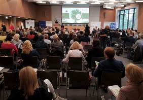 Pokaż zdjęcie: Otwarcie konferencji pt. „Społeczne dylematy współczesnego seniora” przez podkom. Magdalenę Piaszczyńską - Szubę z Komendy Wojewódzkiej Policji w Poznaniu
