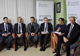 Pokaż zdjęcie: Gość specjalny Krzysztof Michałkiewicz Pełnomocnik Rządu ds. Osób Niepełnosprawnych wraz z Anną Dąbrowską z TVP3 Lublin i gośćmi debaty