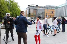 Pokaż zdjęcie: Złota medalistka Iwona Podkościelna (KKT Hetman) udziela wywiadu w trakcie zawodów