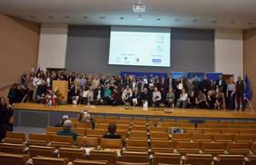 Pokaż zdjęcie: Na scenie stoją wszyscy uczestnicy wydarzenia i się uśmiechają