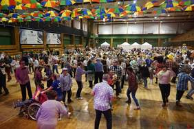 Pokaż zdjęcie: Wspóna zabawa uczestników Festiwalu