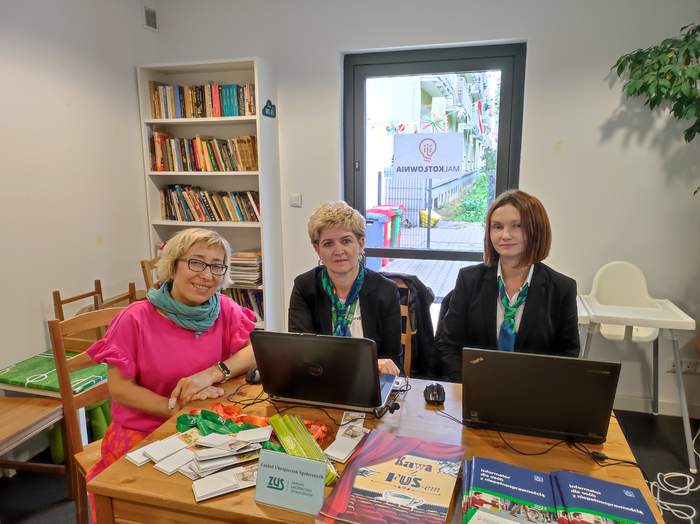 Pokaż zdjęcie: Od lewej: Pani Anna Wandzel Dyrektor Mazowieckiego Oddziału PFRON oraz dwie Panie z Warszawskiego Oddziału ZUS na Senatorskiej.