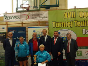 Nagrodzeni zawodnicy XVII Ogólnopolskiego Turnieju Tenisa Stołowego Osób Niepełnosprawnych