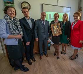 Pokaż zdjęcie: Podpisanie umowy w siedzibie Fundacji „Ilios” 