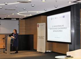 Pokaż zdjęcie: Dyrektor ROPS w Lublinie Małgorzata Romanko przemawia do zebranych gości