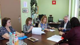 Pokaż zdjęcie: Na zdjęciu Prezes Stowarzyszenia WSPÓLNY ŚWIAT Pani Anna Chwałek, Skarbnik Stowarzyszenia Marta Łukowska-Almaszy oraz koordynator projektu Ewa Chamicewicz