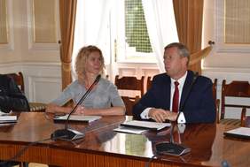 Pokaż zdjęcie: Od lewej:  Monika Kolasa - zastępca Dyrektora Biura Wojewody oraz Piotr Ćwik - Wojewoda Małopolski