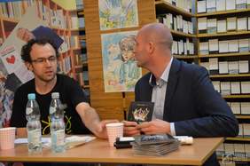 Pokaż zdjęcie: Łukasz Baruch prezentuje płytę zespołu Mezalians ART