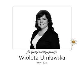 Pokaż zdjęcie: Czarno-białe zdjęcie Wiolety Umławskiej, uśmiechniętej kobiety w eleganckim stroju, z podpisem „Na zawsze w naszej pamięci” oraz datami 1969–2025. Obok widoczny jest delikatny rysunek stokrotki, symbolizujący pamięć i delikatność.