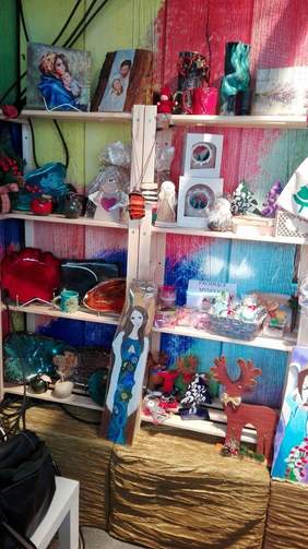 Pokaż zdjęcie: artystyczne wyroby podopiecznych stowarzyszenia wystawione na kiermaszu świątecznym w Zgierzu