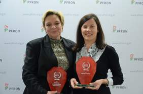 Pokaż zdjęcie: Pracownice PFRON, Pani Agnieszka Jarmundowicz-Kopczyńska i Pani Justyna Mizera oraz Marcin Zastawa - Członek Zarządu PBSG trzymający w rękach indywidualne wyróżnienie lidera ERM. Osoby stoją na ściance z logo PFRON