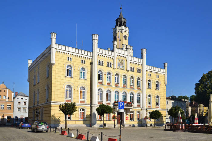 Pokaż zdjęcie: Fasada ratusza we Wschowie na tle słonecznego nieba