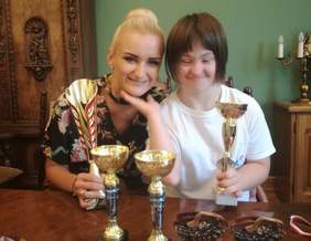 Pokaż zdjęcie: Joanna Kołdras - przedstawiciel Małopolskiego Oddziału PFRON oraz multimedalistka Agnieszka Kociołek