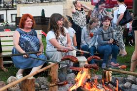 Pokaż zdjęcie: Uczestnicy, trenerzy i organizatorzy Festiwalu podczas ogniska integracyjnego