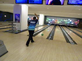 osoba grająca w kręgle