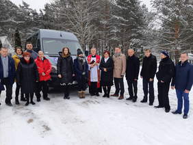 Pokaż zdjęcie: Uczestnicy uroczystości przekazania do eksploatacji pojazdu.