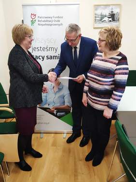 Pokaż zdjęcie: Przekazanie umowy Gminie Tarnów