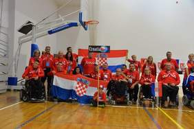 Pokaż zdjęcie: Prezentacja drużyn podczas ceremonii otwarcia Europejskich zawodów Bocci w Poznaniu