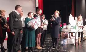 Pokaż zdjęcie: Marta Mordarska - dyrektor Małopolskiego Oddziału PFRON wręczyła Laureatom z ŚDS Żegocina nagrodę główną - stauetkę Orła.  