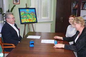 Pokaż zdjęcie: Alina Starek Prezes Stowarzyszenia i Lidia Chruściel Skarbnik, Jerzy Dębski Dyrektor Oddziału Lubelskiego PFRON